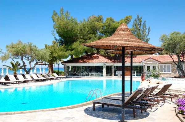 Pool och bar vid en strand vid lyxiga hotell, Chalkidike — Stockfoto