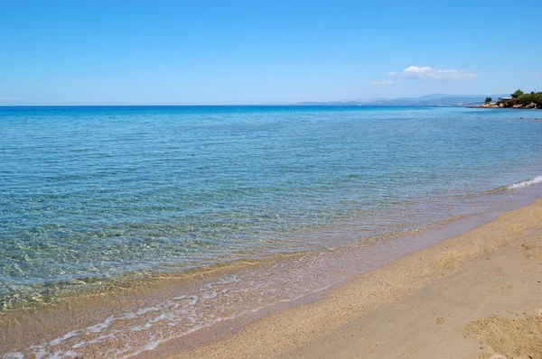 Praia e água azul-turquesa no moderno hotel de luxo Halkidiki , — Fotografia de Stock