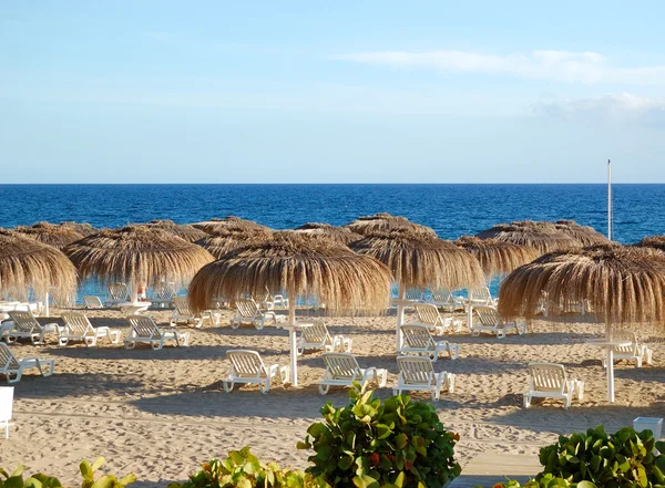 Stranden på lyxiga hotellet i solnedgången, Teneriffa, Spanien — Stockfoto