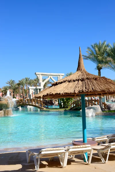 Tumbonas cerca de la piscina en el hotel de lujo, Sharm el Sheikh, Egy — Foto de Stock