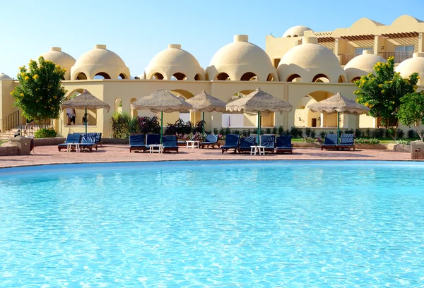 Sunbeds near swimming pool at luxury hotel, Sharm el Sheikh, Egy — Stock Photo, Image
