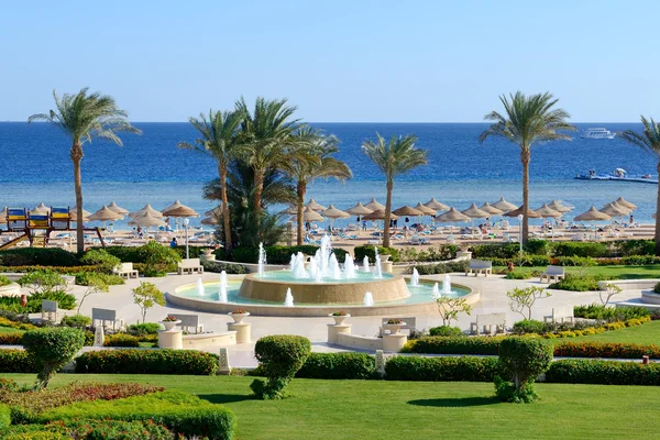 La fuente cerca de la playa en el hotel de lujo, Sharm el Sheikh, Eg — Foto de Stock