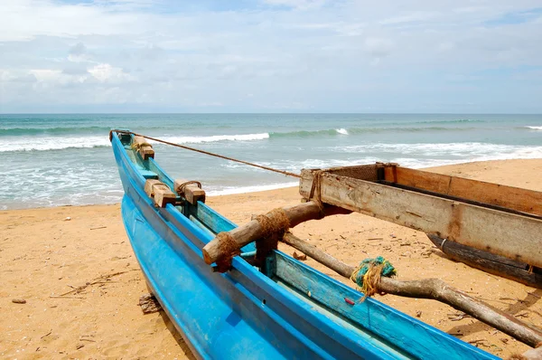 El barco tradicional de Sri Lanka para pescar en la playa — Foto de Stock