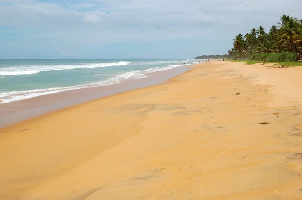 Plażę i turkusowe wody Oceanu Indyjskiego, bentota, sri lanka — Zdjęcie stockowe