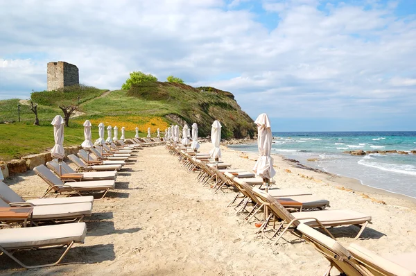 Ligbedden op een strand en turkoois water op de moderne luxe hote — Stockfoto