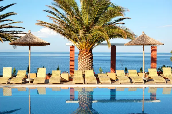Piscina junto a una playa en el moderno hotel de lujo, Thassos isl — Foto de Stock