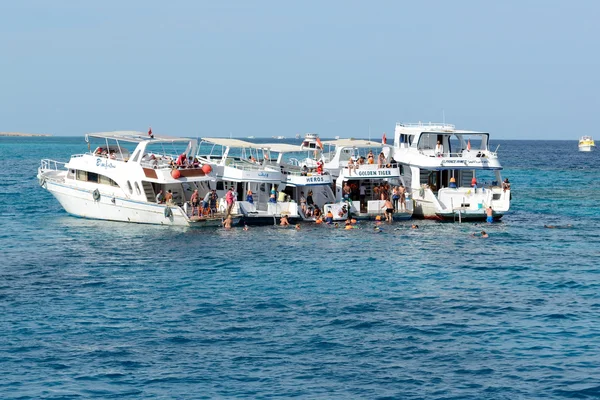 Hurghada, Egypte - 6 december: snorkelen toeristen en motor yac — Stockfoto