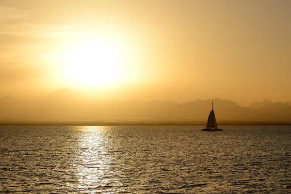 Zachód słońca i jachty na Morze Czerwone, hurghada, Egipt — Zdjęcie stockowe