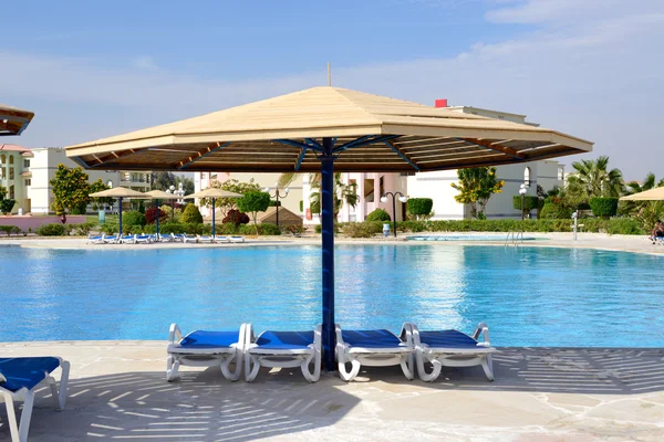 La piscina en el hotel de lujo, Hurghada, Egipto —  Fotos de Stock