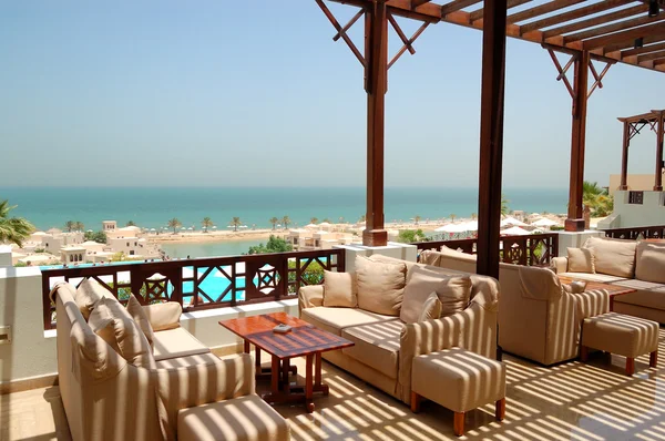 Terraço com vista mar no hotel de luxo, Ras Al Khaimah, Emirados Árabes Unidos — Fotografia de Stock