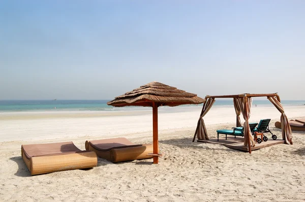 Spiaggia con rifugio e lettini dell'hotel di lusso, Ajman, Emirati Arabi Uniti — Foto Stock