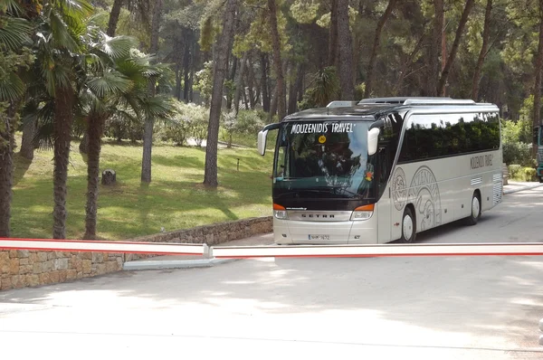 KASSANDRA PENINSULA, GRECIA - 28 DE ABRIL: El autobús moderno para touri — Foto de Stock