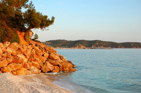 Pláž v luxusním hotelu při západu slunce, ostrov thassos, Řecko — Stock fotografie