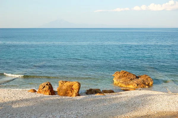 Praia no hotel de luxo durante o pôr do sol, ilha de Thassos, Grécia — Fotografia de Stock