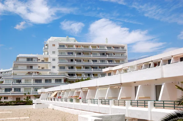 Здание популярного отеля, остров Тенерифе, Испания — стоковое фото