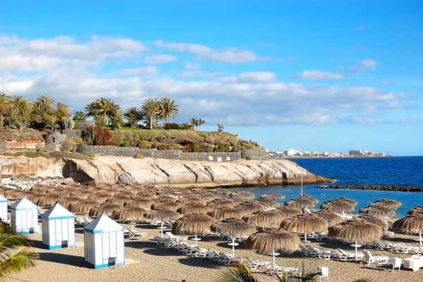 Playa del hotel de lujo al atardecer, Isla de Tenerife, España — Foto de Stock