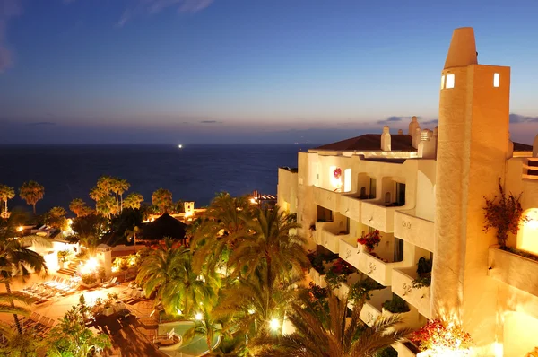 Naplemente és épület luxus hotel, tenerife island, Spanyolország — Stock Fotó