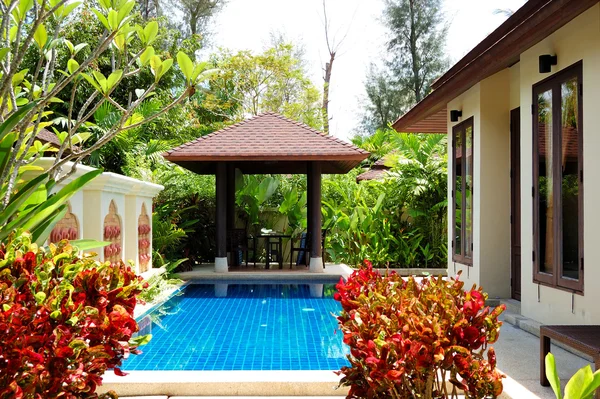 Basen w luksusowy villa, phuket, Tajlandia — Zdjęcie stockowe