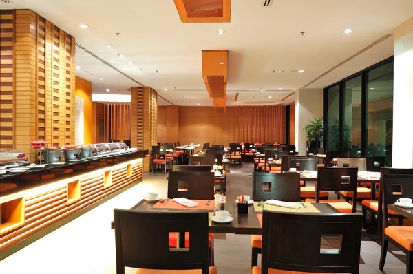Restaurante moderno interior en iluminación nocturna, Pattaya, Thail — Foto de Stock