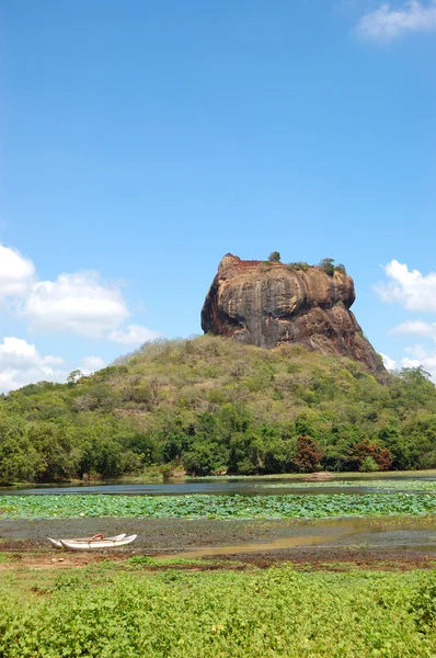 Il Sigiriya (roccia del leone) è un'antica fortezza rocciosa e palac — Foto Stock