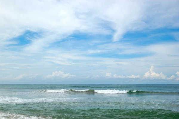 Playa y agua turquesa del Océano Índico, Bentota, Sri Lanka — Foto de Stock