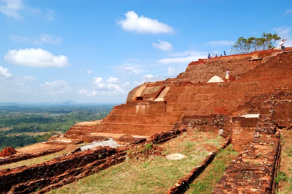 La vista da Sigiriya (roccia del leone) è un'antica fortezza rocciosa — Foto Stock