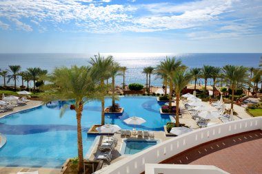 Yüzme Havuzu yakınındaki kumsalda lüks hotel, sharm el sheikh, Mısır