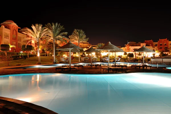 La piscina en el hotel de lujo en la iluminación nocturna, Hurghad — Foto de Stock