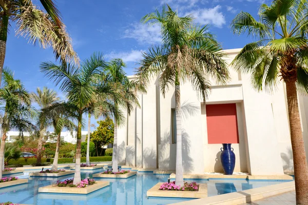 Bazén a budování luxusní hotel vchodu, sharm el Sheiku — Stock fotografie