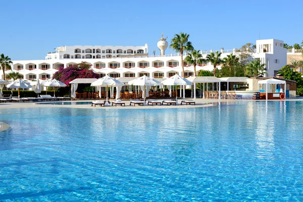 La piscina en el hotel de lujo, Sharm el Sheikh, Egipto — Foto de Stock