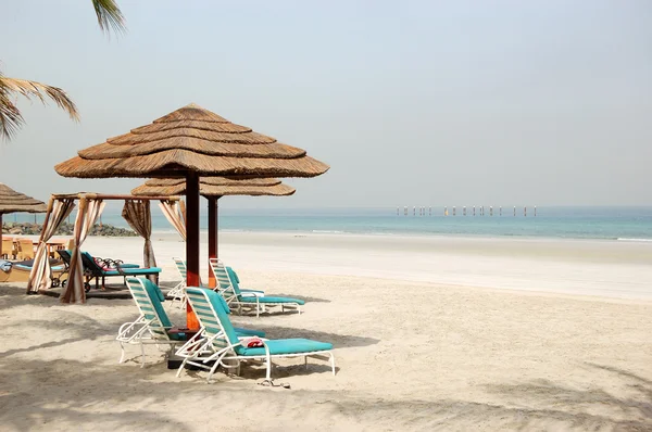 Strand van de luxe hotel, ajman, Verenigde Arabische Emiraten — Stockfoto