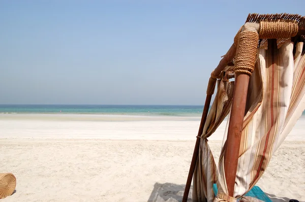 Hut aan het strand van luxe hotel, ajman, uae — Stockfoto