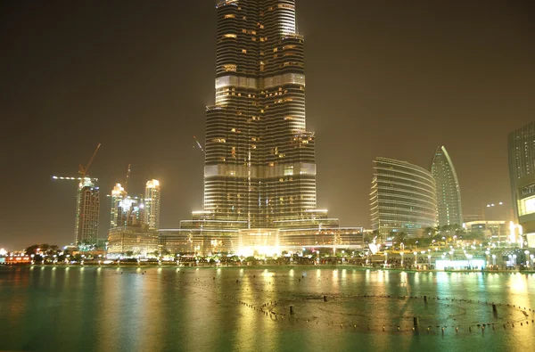 Dubai, uae - 7. Juni: der blick auf den burj khalifa und den künstlichen see. — Stockfoto