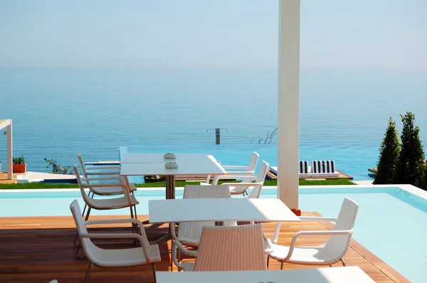 Restaurante con vistas al mar en el moderno hotel de lujo, Pieria, Grecia —  Fotos de Stock