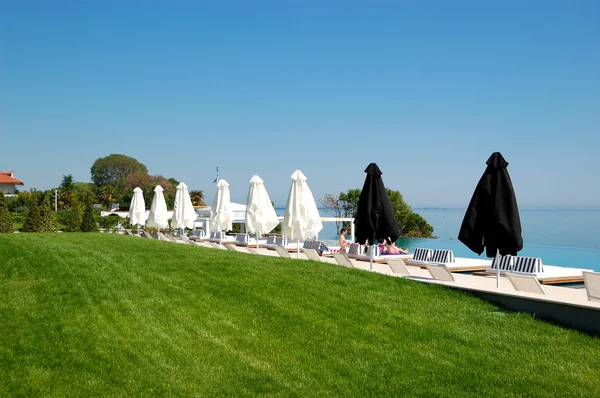 Sonsuzluk Yüzme Havuzu tarafından modern lüks otelin plajında pier — Stok fotoğraf