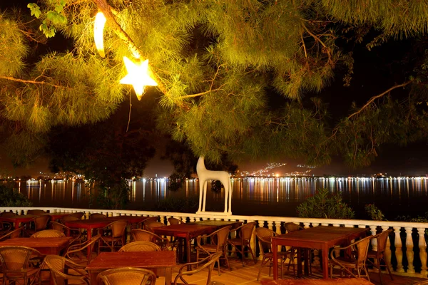 Vue de nuit sur la ville depuis le restaurant de l'hôtel de luxe, Fethiye , — Photo