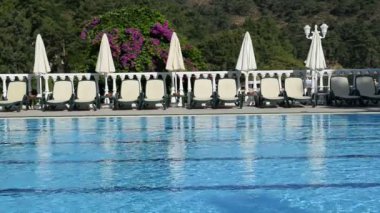 Yüzme Havuzu şezlonglar ve çiçekler lüks otel, fethiye, Türkiye