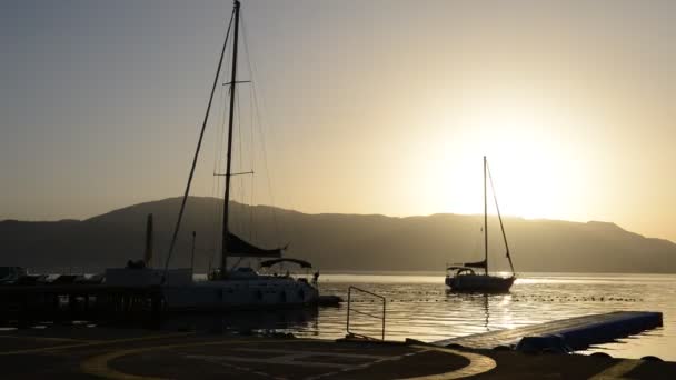 Timelaps sunrice a pláž s výhledem na plachet jachty, marmaris, Turecko — Stock video