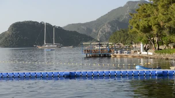 Yacht at the pier and outdoor restaurant on Mediterranean turkish resort, Marmaris, Turkey — Stock Video