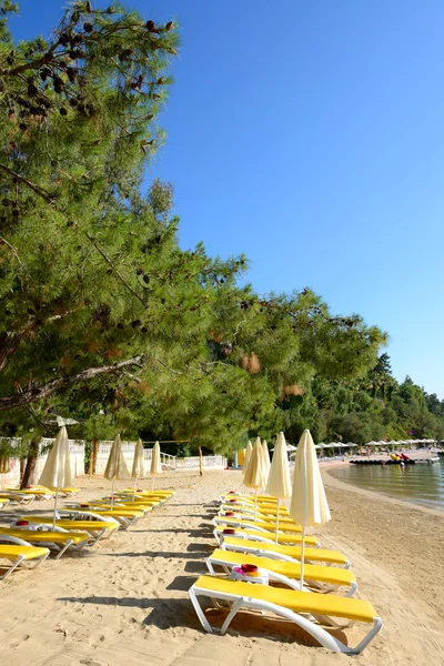 Plajă pe stațiunea turcească mediteraneană, Fethiye, Turcia — Fotografie, imagine de stoc