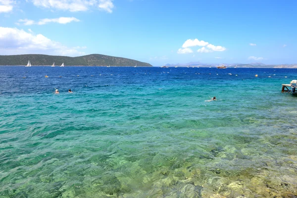 地中海土耳其度假村，bodr 上海滩附近的绿松石水 — 图库照片