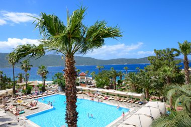 Yüzme Havuzu ve Akdeniz Türk resort, bodrum kumsalda,