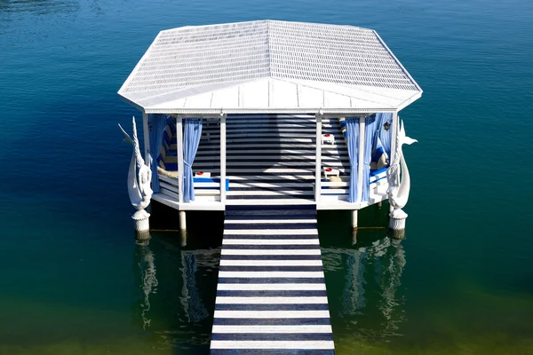 Edifício de relaxamento perto da praia no resort turco mediterrânico , — Fotografia de Stock