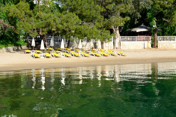 Beach on Mediterranean turkish resort, Fethiye, Turkey — Stock Photo, Image