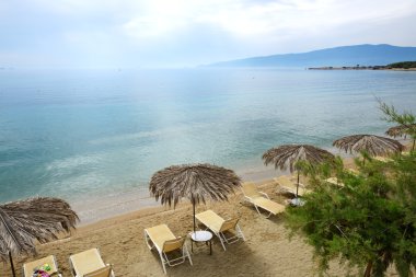 modern lüks otel, peloponnes, Yunanistan plajda şezlong