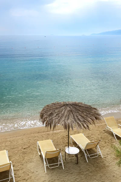 Camas de sol na praia no hotel de luxo moderno, Peloponnes, Grécia — Fotografia de Stock