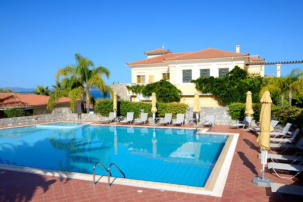 Zwembad op de luxehotel, peloponnes, Griekenland — Stockfoto