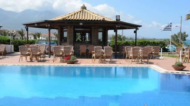 La piscina cerca de bar y bandera griega, Peloponnes, Grecia — Vídeos de Stock