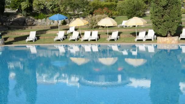 Der Swimmingpool, Sonnenliegen im Luxushotel, Peloponnes, Griechenland — Stockvideo