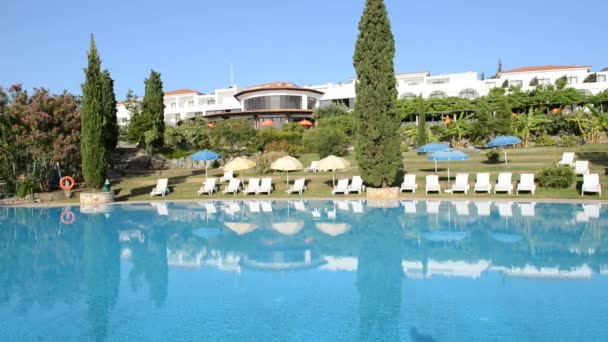 La piscine, chaises longues à l'hôtel de luxe, Péloponnes, Grèce 